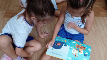 COMO-ESTIMULAR-A-LEITURA-INFANTIL---colegio-peteleko-em-joinville